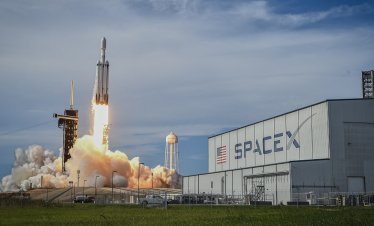 SpaceX снижи целите си за оценка до 1,8 трилиона долара при IPO