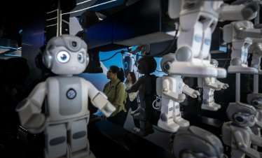 САЩ разширяват технологичния сблъсък с Китай с ограничения за роботите и инверторите