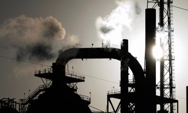 Петролът поевтинява, след като Иран и Оман постигнаха споразумение за Ормузкия проток*