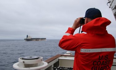 Нарисуваното руско знаме не помогна - САЩ превзеха танкера "Маринера"