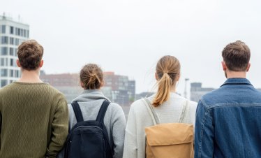 Младите българи напускат дома на родителите си средно почти на 28 години