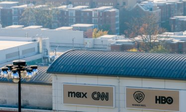 Битката за Warner Bros. преобръща Холивуд с главата надолу