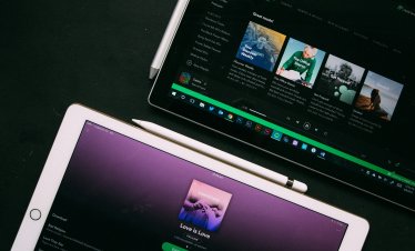 Spotify ще обозначава профилите на AI изпълнители
