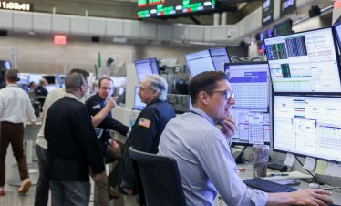 S&P 500 спада за трети пореден ден, акциите на производителите на чипове поевтиняват*