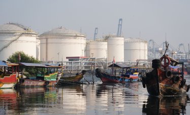 Цената на петрола започва седмицата със спад*