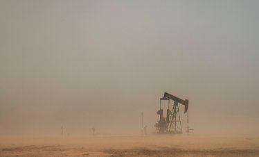 Цената на петрола е напът да запише най-дългата си серия от спадове през тази година*
