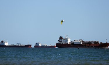 МВФ: Петролният пазар абсорбира шока от войната в Близкия изток, но буферите са отслабени