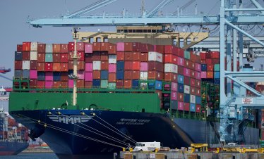 Търговският излишък на Китай надхвърли 1 трлн. долара след възстановяване на износа