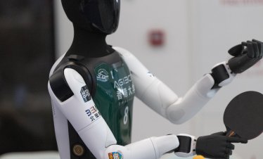 AI излиза от софтуера и започва да решава реални проблеми