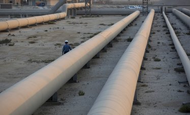 Цената на петрола се насочва към най-дългата си серия от спадове за годината*