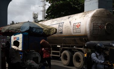 Китай подновява износа на горива, но с по-малки от очакваното количества