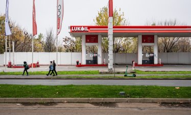 САЩ разрешиха трансакции с бензиностанции на "Лукойл" извън Русия