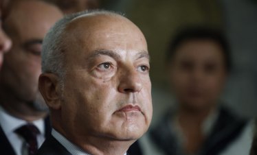 Кабинетът планира скромно рязане на разходи през 2027 г., но повече приходи от осигуровки