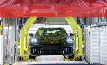 Силните продажби на 911 помагат на Porsche да си стъпи на краката 