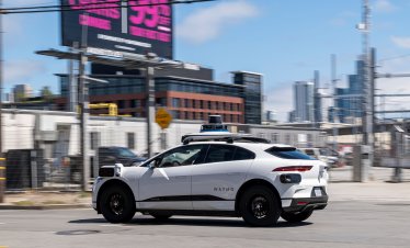 Waymo планира софтуерна сервизна реакция заради инциденти с училищни автобуси