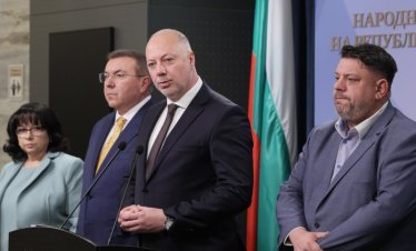 Правителството ще преразгледа заплатите в публичния сектор, осигуровките и данък дивидент