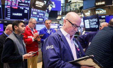 Индексите на Wall Street спадат, цените на петрола се покачват*