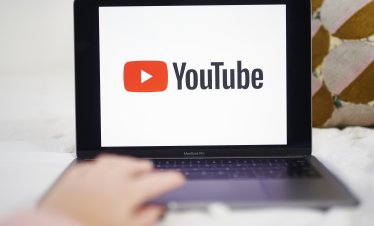 YouTube се разширява в онлайн пазаруването чрез сделка с Amazon