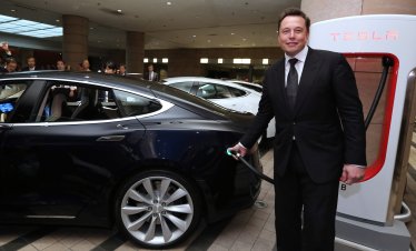 Tesla ще представи дълго отлагания си модел Roadster на 1 октомври