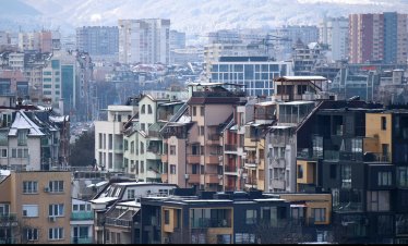 Жилищният пазар у нас прегрява: Купувачи правят неизгодни сделки, теглят рискови кредити
