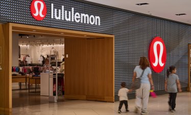 Lululemon отново снижи прогнозите, преди новият шеф да поеме управлението