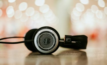 Музикалната индустрия в Австралия забранява изцяло AI генерирани песни в класациите си