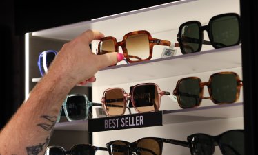 Акциите на производителя на Ray-Ban рязко скочиха след силен отчет