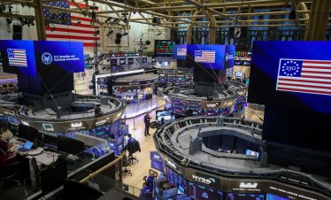 Отчетът на Salesforce и надеждите за по-ниски лихви окриляват индексите на Wall Street*