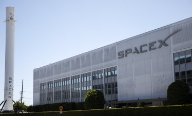 Starlink влиза в битка с мобилните оператори в САЩ с придобиването на радиочестотен спектър