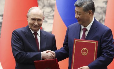 Китай събира великите сили, а САЩ търсят пауза в Близкия изток