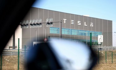 Tesla&nbsp;планира да увеличи производството в завода си в Германия