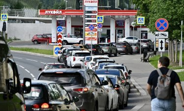 Украйна нанесе рекорден брой удари по руски рафинерии, влошаващи кризата за горива