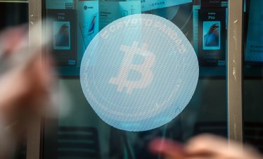 Цената на биткойна е с 30% надолу от рекордния си връх и това е напълно нормално  