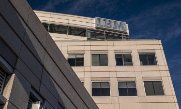 IBM сви прогнозата си за годишни продажби заради спад в търсенето на мейнфрейм