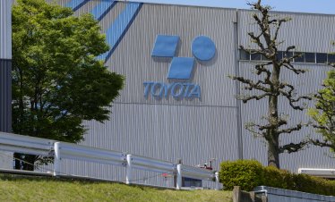 Toyota разработва своя версия на технологията за производство на електромобили на Tesla 