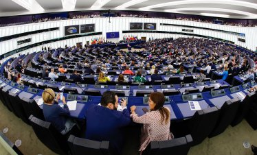 Левицата в ЕП настоява за намаляване на заплатите на евродепутатите наполовина