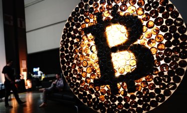 Фондовете за биткойни и злато са привлекли рекордните 7 млрд. долара само за дни