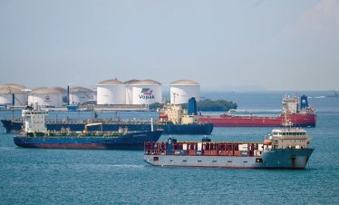 Руският петрол чака купувачи, Киев твърди за удар по платформа в Каспийско море