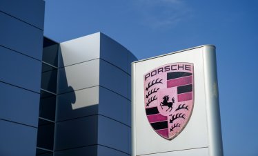 Печалбата на Porsche остава стабилна, търсенето на модела 911 смекчава спада в Китай