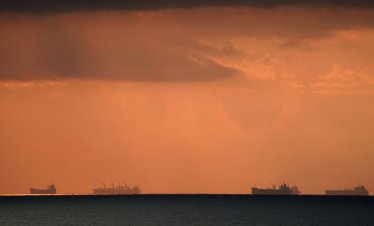 Защо цената на петрола все още е около 100 долара за барел?