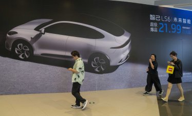 Китайската автомобилна индустрия рязко понижи оценките си за годишните продажби