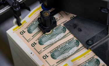 Доларът се готви за най-голямото поевтиняване от 2017 г. насам