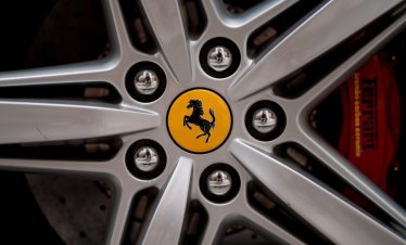 Ferrari прави скок към несигурната електрическа ера с новия си модел Luce