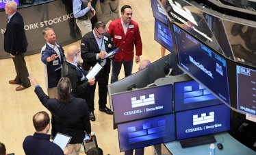 Dow напредна с над 500 пункта, подкрепен от отчети и поевтиняването на петрола