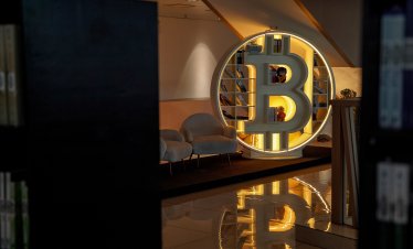 Биткойнът балансира цената между подкрепата на Тръмп и продажбите на Strategy