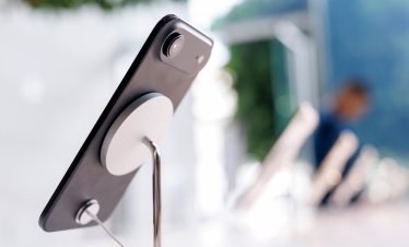 Кризата с чиповете за памет тласна доставките на смартфони в света до 13-годишно дъно