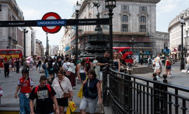 Потребителското доверие във Великобритания се срина с темп, сравним с шока от Brexit