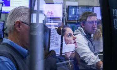 Dow Jones прибави почти 500 пункта след решението на Фед за лихвите