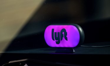 Lyft отчита рекордни резервации, но по-големите отстъпки ограничиха печалбата