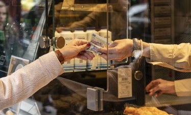 Оборотите в търговията на дребно у нас се понижават през април